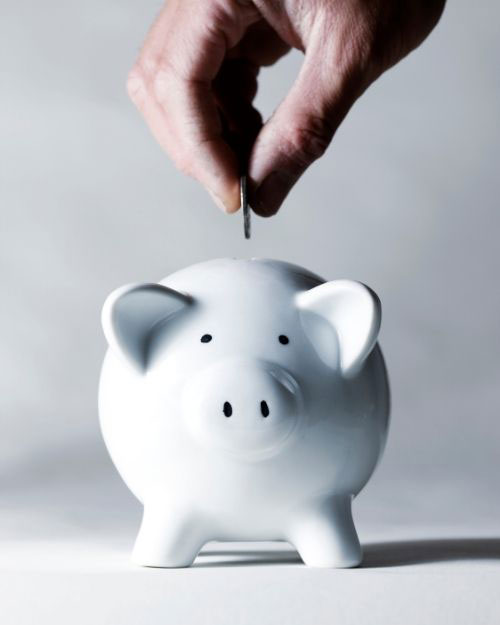 Hucha que representa el ahorro en productos de limpieza